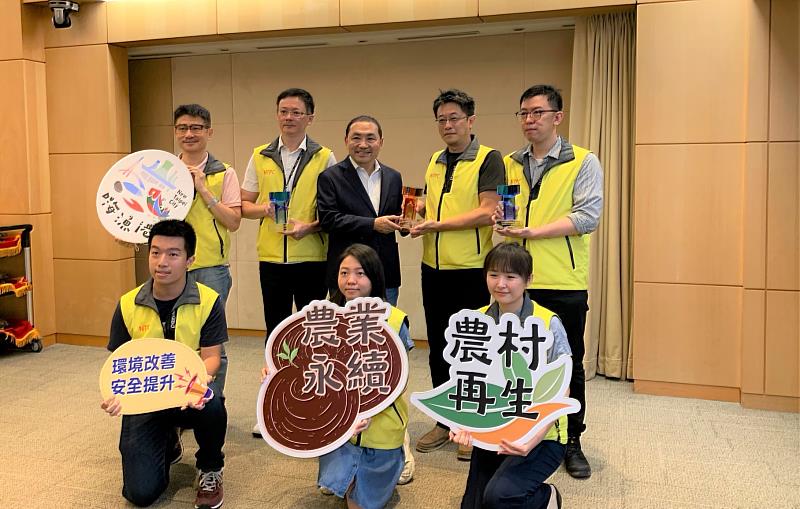 「2023國家卓越建設獎」新北市政府共計獲得29個獎項，為北台灣獲獎數最多縣市，今（9）日在新北市政會議獻獎，與市長侯友宜分享榮耀。