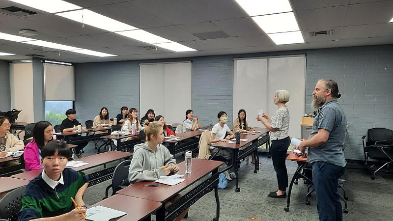 南華大學國際資源豐富，海外學習機會多元，學生至美國西來大學進行短期學習。