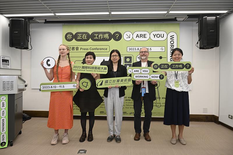 （左起）藝術家羅西．吉本斯(Rosie_Gibbens)、藝術家吳梓寧、國立臺灣美術館長陳貺怡、策展人麥克．斯塔布斯(Mike_Stubbs)、策展人陳明惠