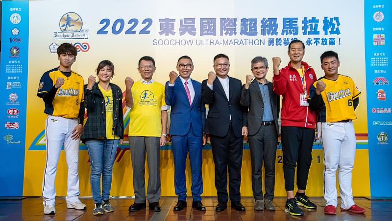 東吳大學今年參與「台灣永續行動獎」，「東吳超馬 淨零碳排」獲得銀獎