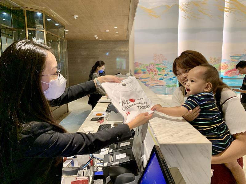 民眾於八月入住凱達大飯店、台北花園大酒店、禾順行旅，就有機會獲得限量綠衣夏活動T恤。