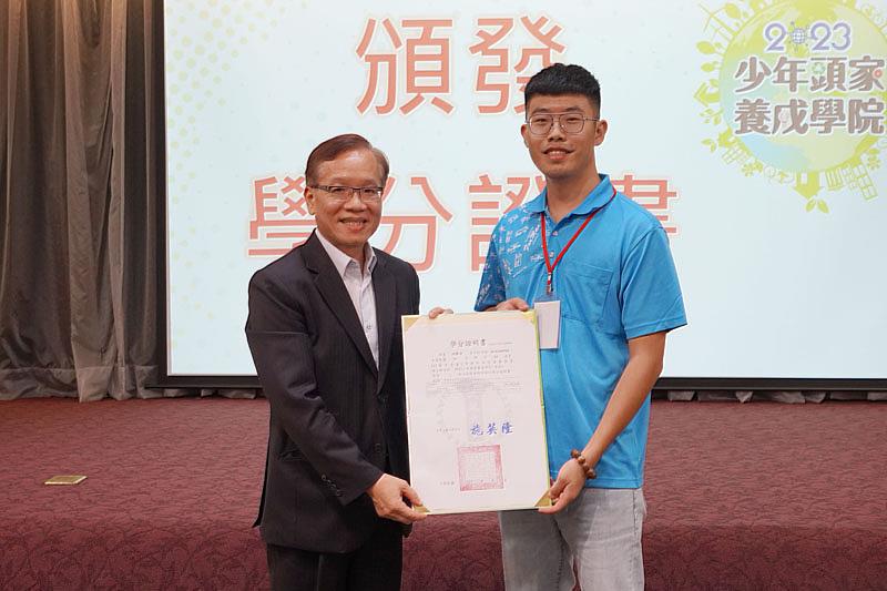 大葉大學副校長葉釋仁(左)頒發學分證明書給學員