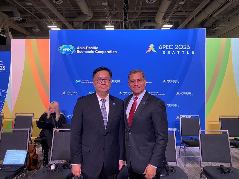 我國ABAC代表張嘉淵技術長（左）與APEC衛生與經濟高階會議主席–美國衛生及公共服務部部長Xavier Becerra（右）。（圖∕APEC研究中心）