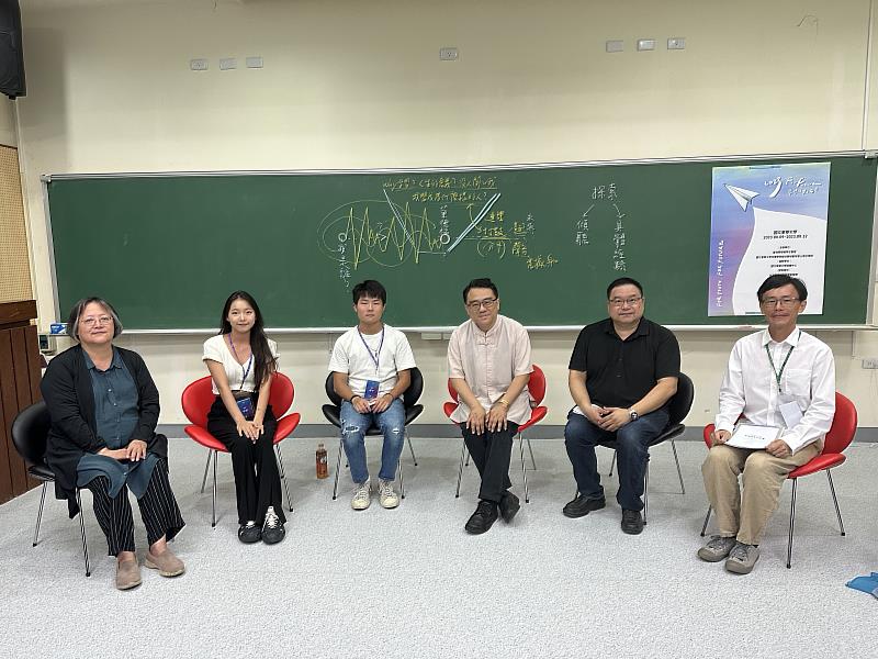 座談會由左至右：新屋巫佩玲老師、林俞君同學、鍾紹宇同學、陳復院長、廖慶華主任。