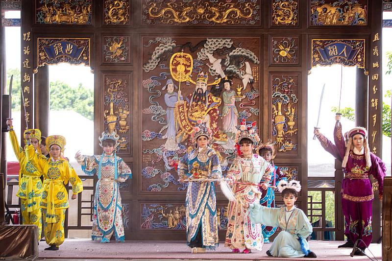 學員演出歌仔戲經典劇目《樊江關》選段，精彩武戲熱血沸騰。