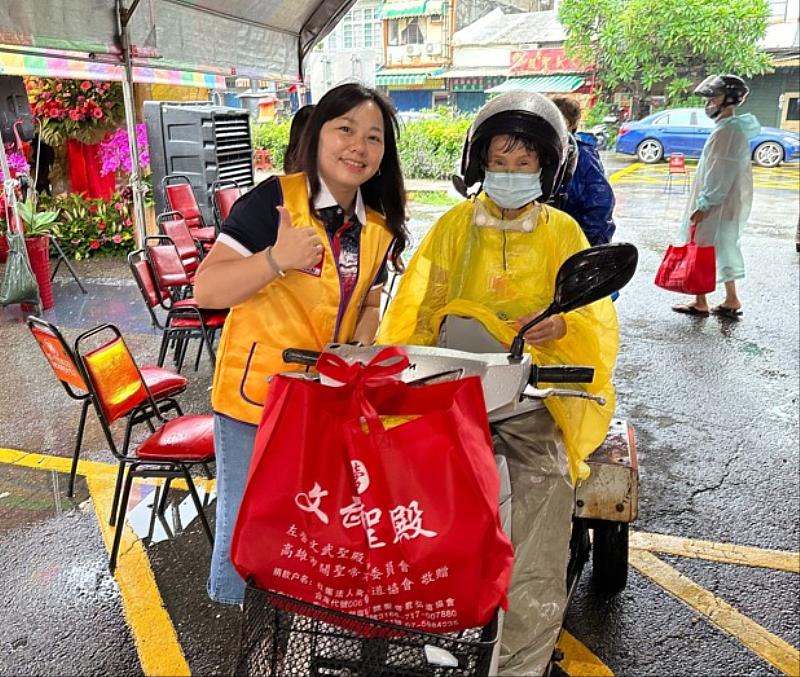 （圖左）高雄市愛益獅子會許淑慧獅姐協助發放愛心物資(高雄市愛益獅子會提供)