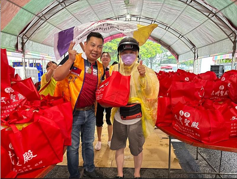 （圖左）高雄市愛益獅子會薛煒立會長帶領獅友以實際行動響應公益獲得民眾讚揚肯定！(高雄市愛益獅子會提供)