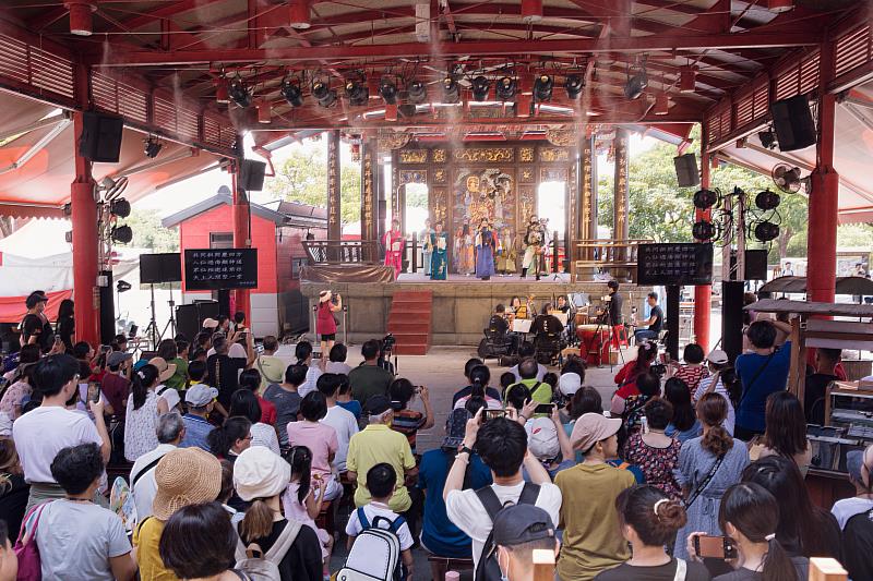 蘭陽戲劇團戲曲人才培育計畫開辦八年來，首度將成果展移至宜蘭傳藝園區舉行，現場觀眾熱情為演員們鼓掌叫好。