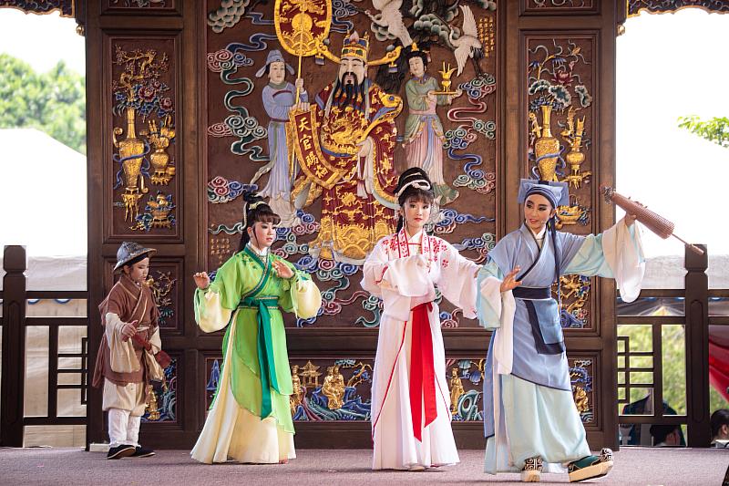 學員演出《天地情》經典折子戲〈遊湖借傘〉。