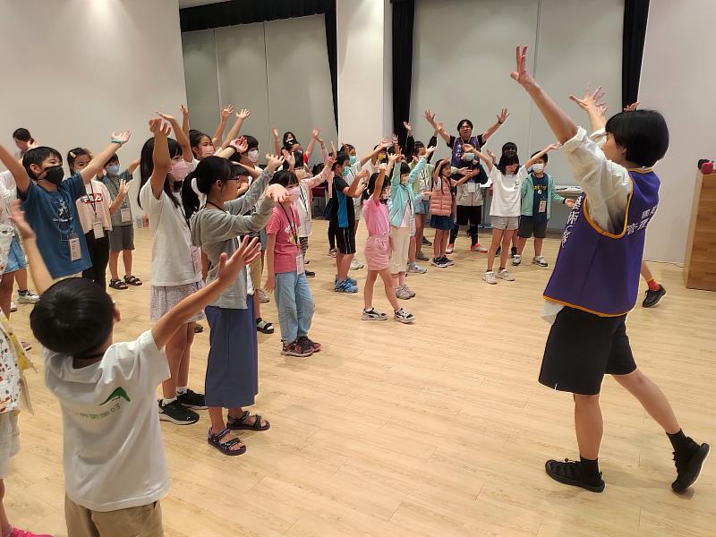 營歌教唱結合歌詞運用和肢體動作，趣味學習臺灣台語和藝術詞語概念