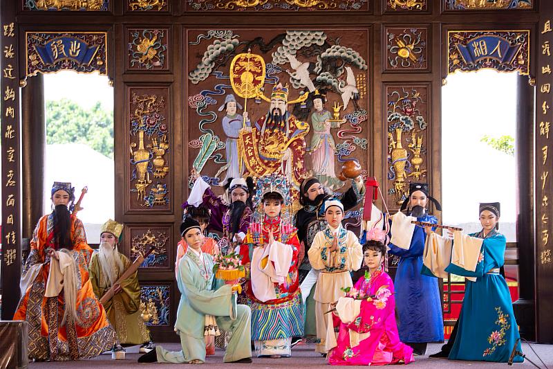 成果展演當天恰為戲曲祖師爺「西秦王爺」聖誕，八仙開場祝壽，熱鬧滾滾。