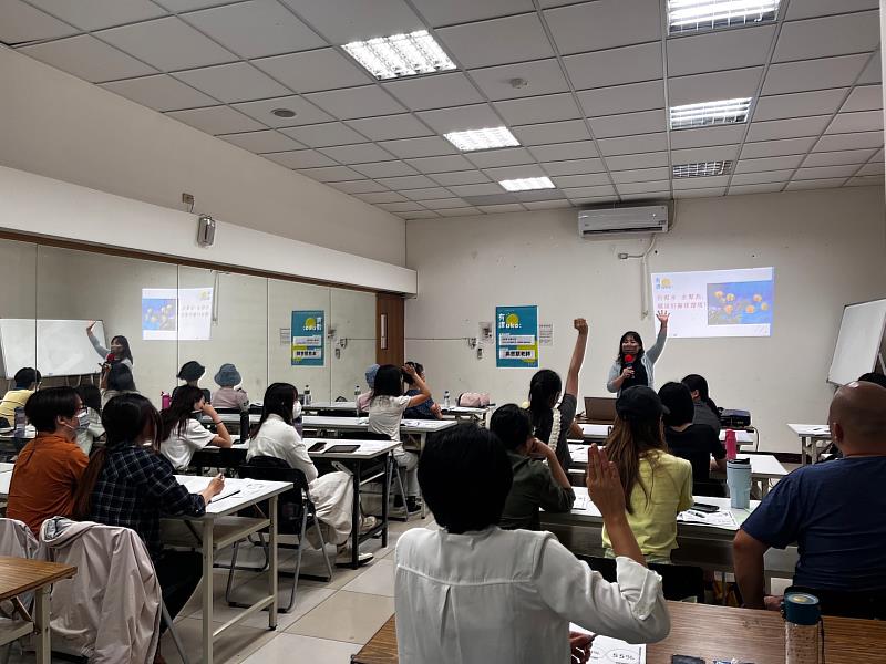 ↑吳思慧老師開辦「創造思考工作坊」將帶領學員認識創新大腦引擎，萃取職涯九宮格計畫