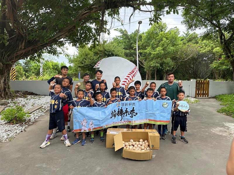 基金會捐贈球給花蓮新城國小棒球隊(頂新和德文教基金會提供)