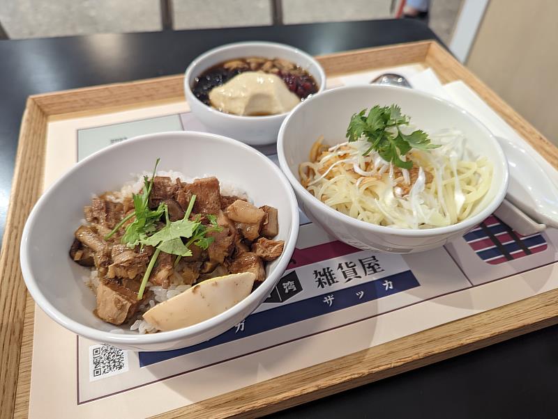 活動期間內在神農生活「食習」點餐滷肉飯套餐就可獲得臺灣漫畫家繪製彩圖別針。(文策院/提供)