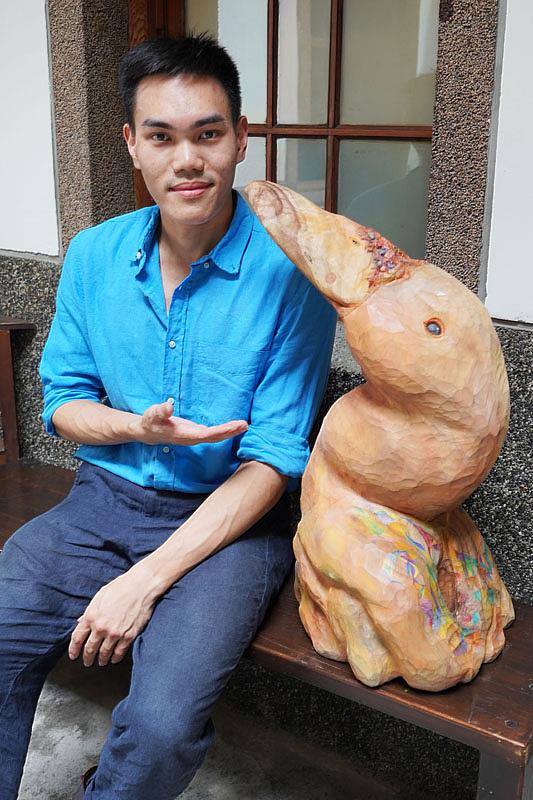 大葉大學造藝系碩士生陳紀凱介紹雕刻作品「好粉鴨」