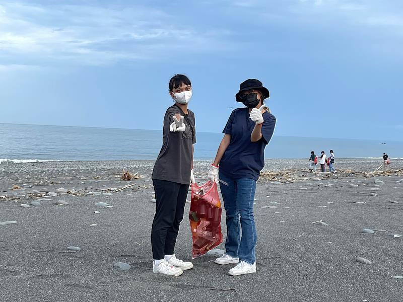 臺東縣環保局攜手大武海洋巡守隊淨灘 計清出49.7公斤廢棄物 呼籲民眾共同守護海洋生態環境