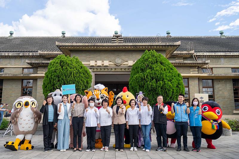 九縣市首長及代表於帝國糖廠門口大合照