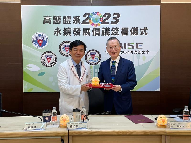 圖三、小港醫院院長郭昭宏致贈紀念品予TAISE董事長簡又新大使(右)紀念合影。