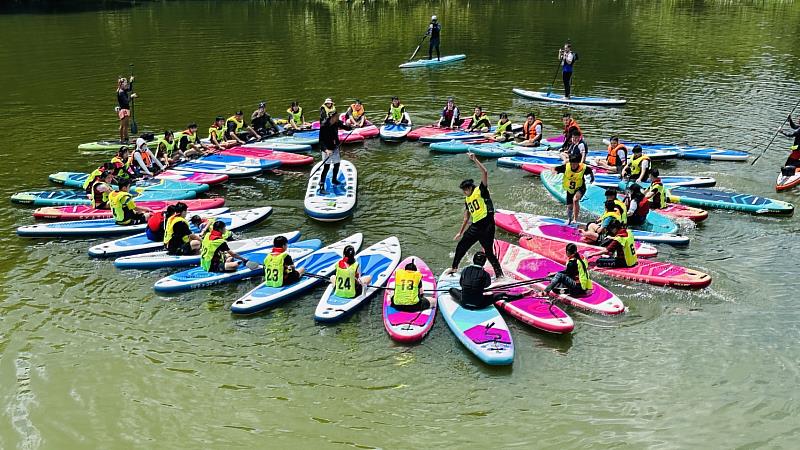 竹北區社會福利服務中心在峨眉湖舉辦青少年SUP立式划槳一日體驗活動