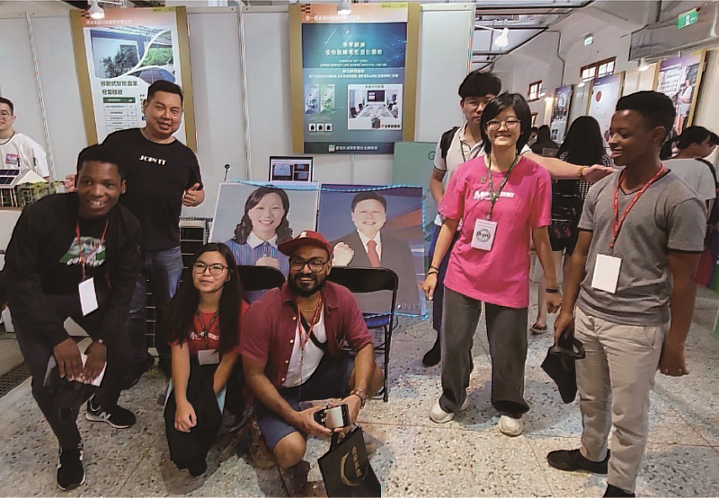 國際交換生在在一起永續科技股份有限公司彩繪太陽能板展區表達高度興趣並希望引進回家鄉使用
