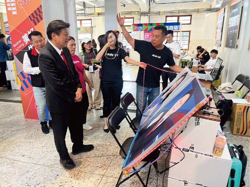 (圖右一)在一起永續科技薛煒立董事長向(圖左二)傅崐萁委員解說：綠能從零產出到有，相容於環境之中的隱形綠能供應點。補足傳統太陽能板設置點無法到位的難處