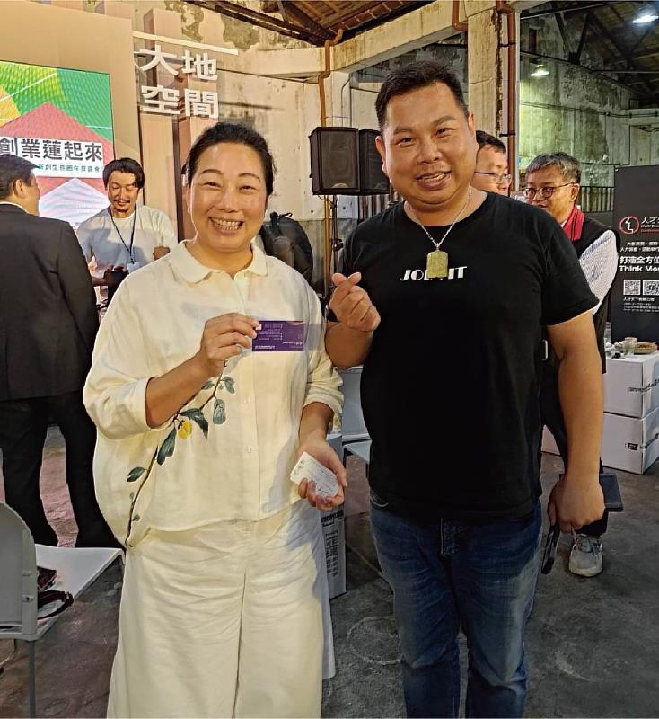 （圖左）花蓮縣徐榛蔚縣長表示：她非常期待看到這種彩繪太陽能板在花蓮市區的各處裝置，讓花蓮不只是天然的美景，更加入了人文科技的藝術氛圍。並邀約（圖右）薛煒立董事長到花蓮設立示範點。