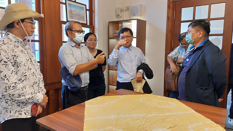李連權次長與澎湖縣文化局洪棟霖局長至洪根深美術館了解進駐藝術家創作