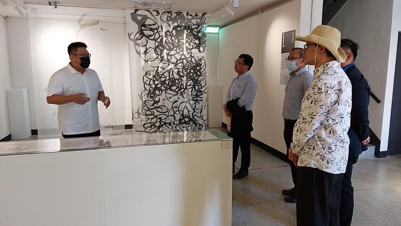 李連權次長至洪根深美術館觀賞藝術家創作
