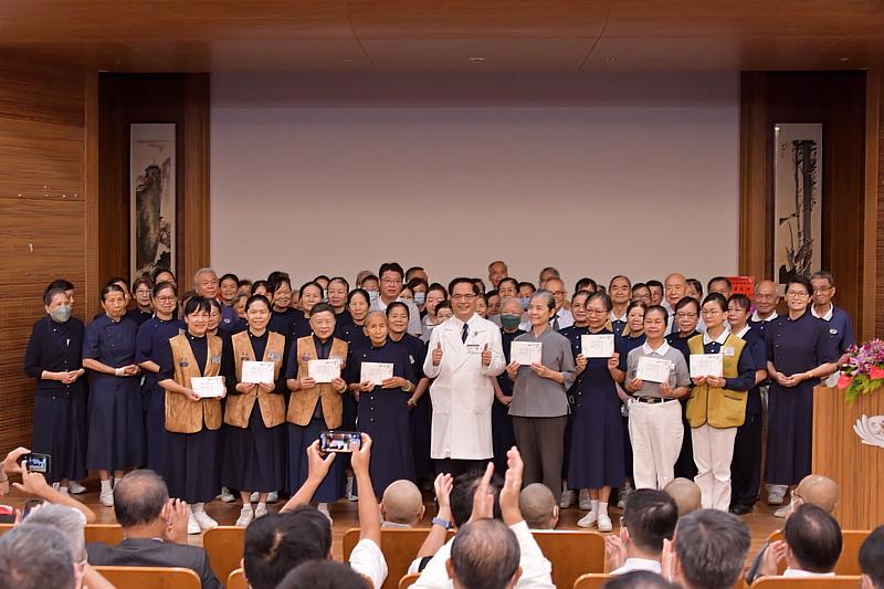 林欣榮院長代表醫院全體同仁致頒感恩卡給志工。