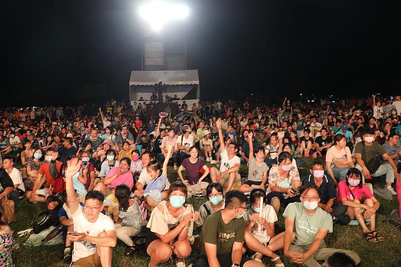 東石海之夏 翁立友、丁噹接力演唱嗨翻全場  6分鐘煙火秀明晚壓軸登場