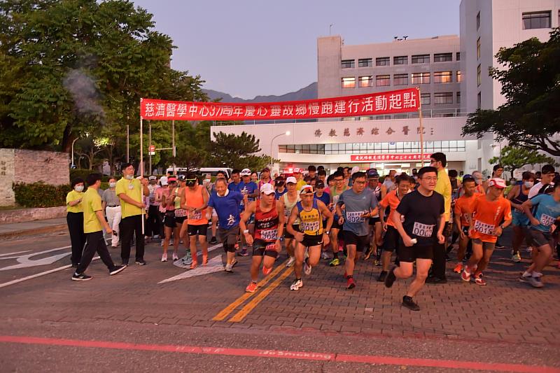 8月13日清晨5時10分，由林欣榮院長鳴槍開跑，參賽選手們自花蓮慈院出發。