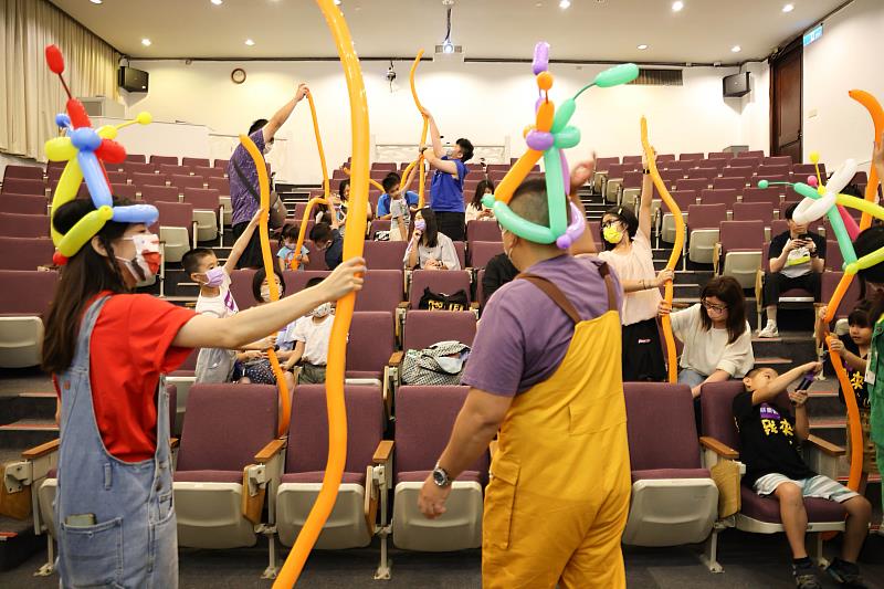 大小朋友和家長們一起折氣球演台語，用默劇的形式讓孩子呈現一段國館小故事。