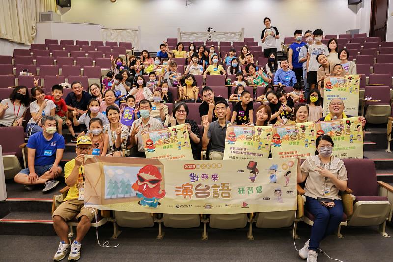 國父紀念館王蘭生館長(第二排右4)、果陀劇場、挽仙桃劇團老師與全體學員歡喜大合照。