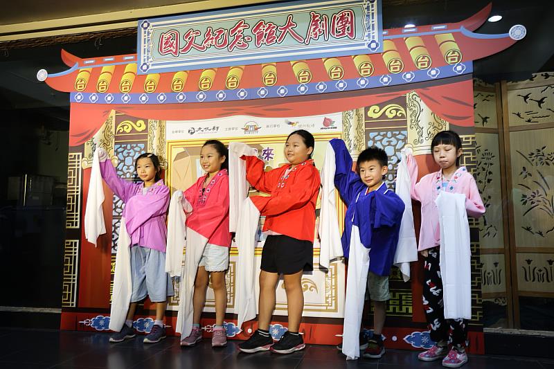 小朋友們穿上戲服嘗試歌仔戲扮相和身段。