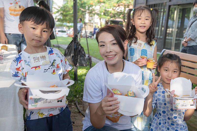 竹市「怕胖市集」登場！高市長進行攤位巡禮，親手製作生菜水果沙拉及杯子蛋糕。