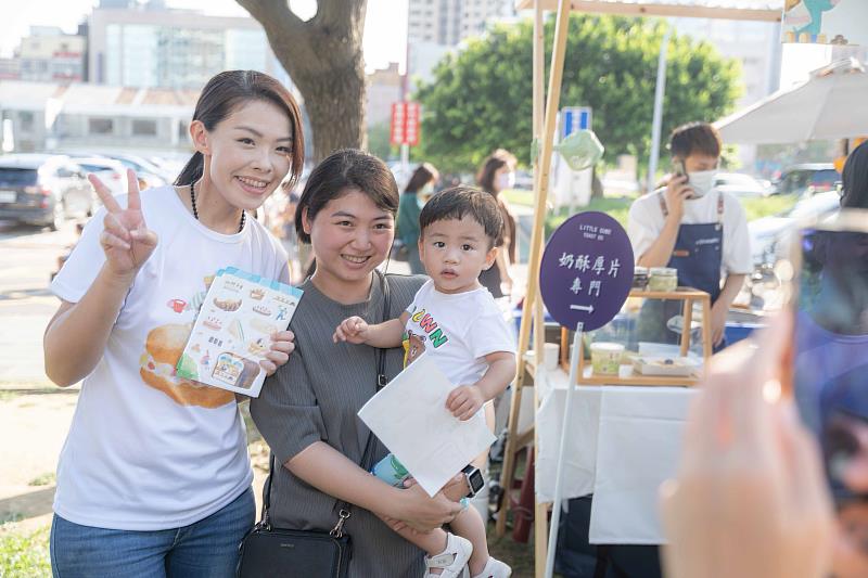 現場聚集了許多民眾和市長合照，氣氛相當歡樂輕鬆。