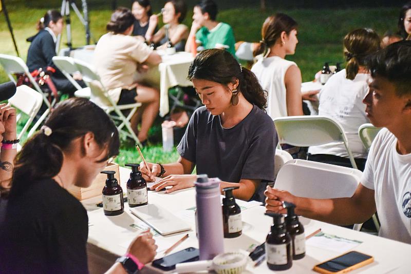 自然醒慢活祭推出精油調製課程，與在地品牌小村遠遠合作，透過直覺挑選味道調配專屬香氣。（照片提供／自然醒慢活祭）