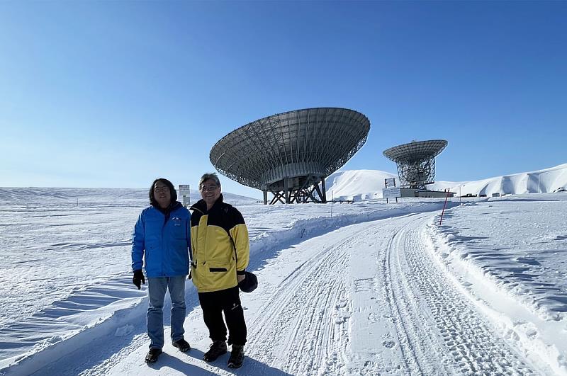 中央大學科學團隊參觀挪威 EISCAT在斯瓦爾巴群島設置的雷達系統，希望有機會強化國際合作的橋樑。