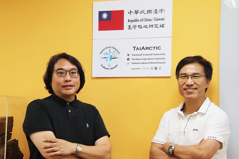 中央大學在跨足北極圈三年研究之後，正式成立「台灣極地研究中心」（Taiwan Polar Institute）。右為首任中心主任倪春發教授，左為副主任錢樺教授。
