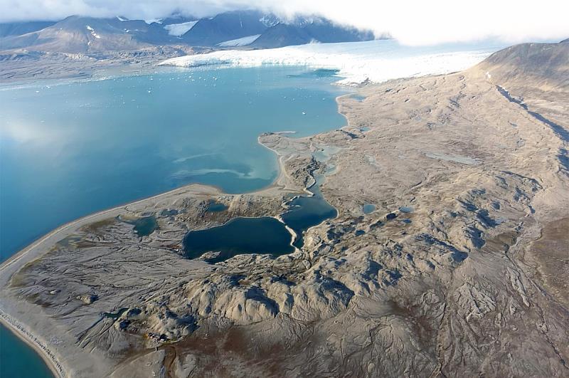 中央大學張文和助理教授空拍的北極冰川消融情形。