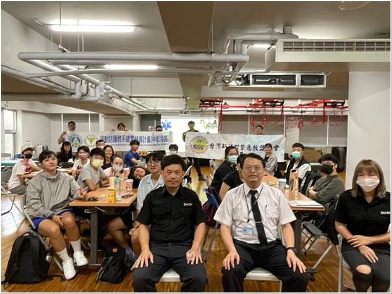 周立偉主任與參加防護員合影.