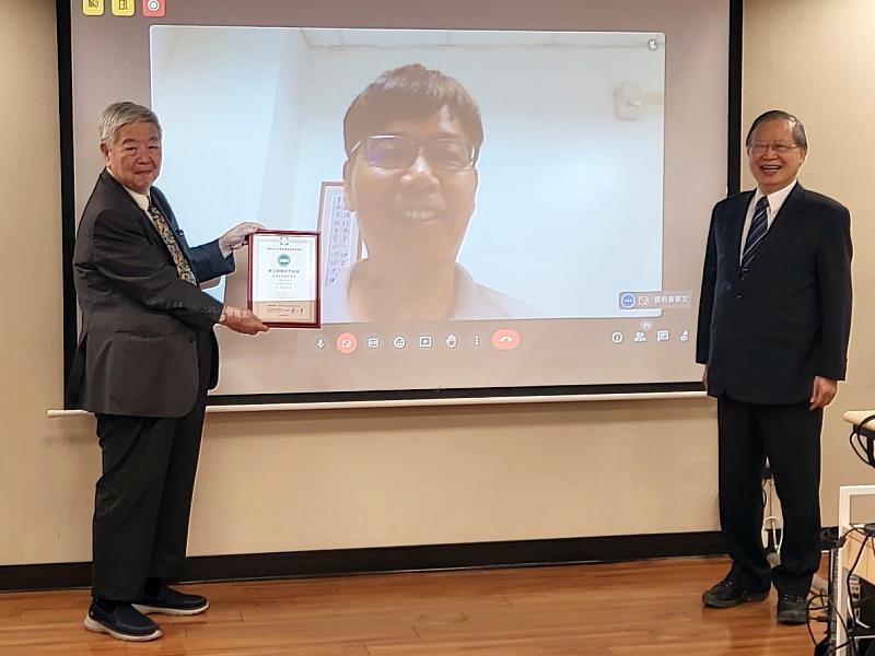 崑山科大商業管理學院呂德財院長代表領證