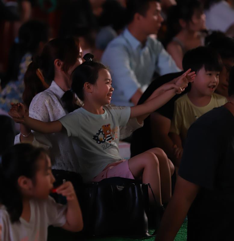 閉幕演出由雲門舞集帶來《跟著雲門跳跳舞》，市民與舞者開心共舞