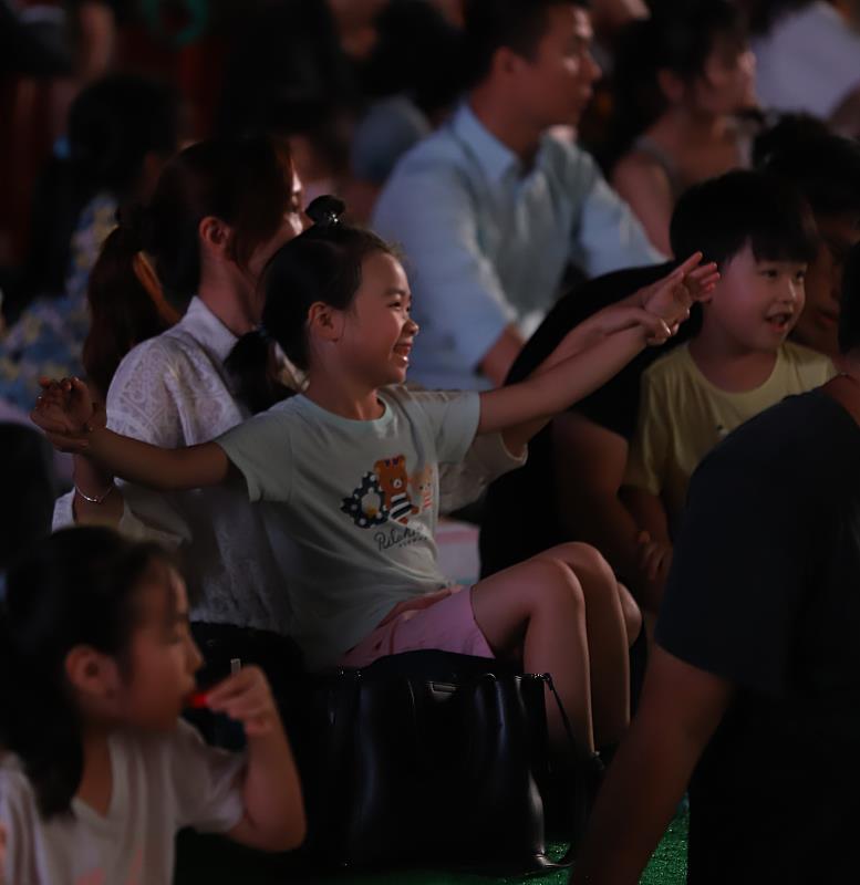 閉幕演出由雲門舞集帶來《跟著雲門跳跳舞》，市民與舞者開心共舞