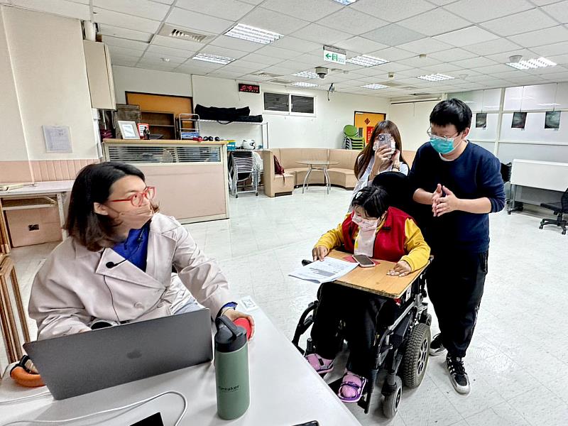 指導伊甸萬芳啟能中心戲劇藝術表演6年的翠絲老師，為障礙者打造客製化的表演教學