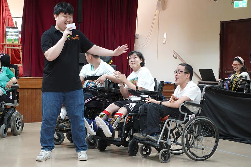 伊甸萬芳啟能中心微舞台劇成果展讓社工與服務對象都找到適合的位置跟角色，盡情享受舞台，感受藝術的美好。