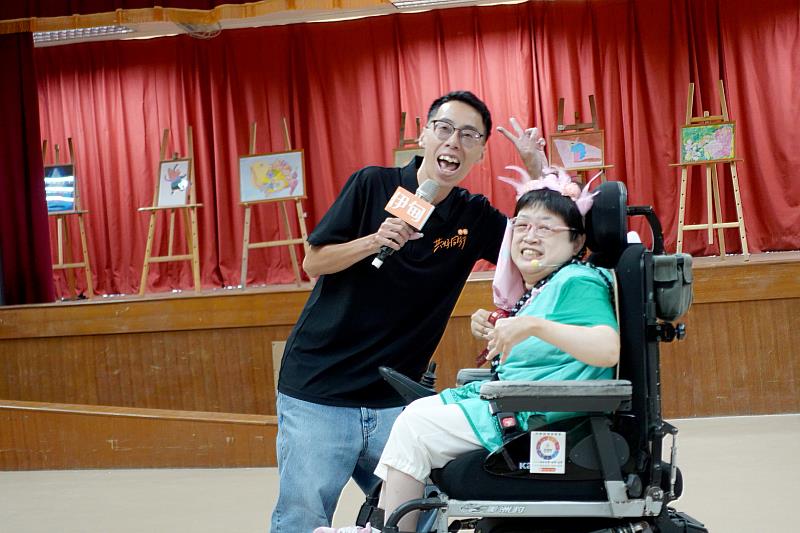 伊甸萬芳啟能中心今(11)日舉辦圓夢計畫2.0微舞台劇成果展，伊甸代表特別出席獻花預祝演出成功