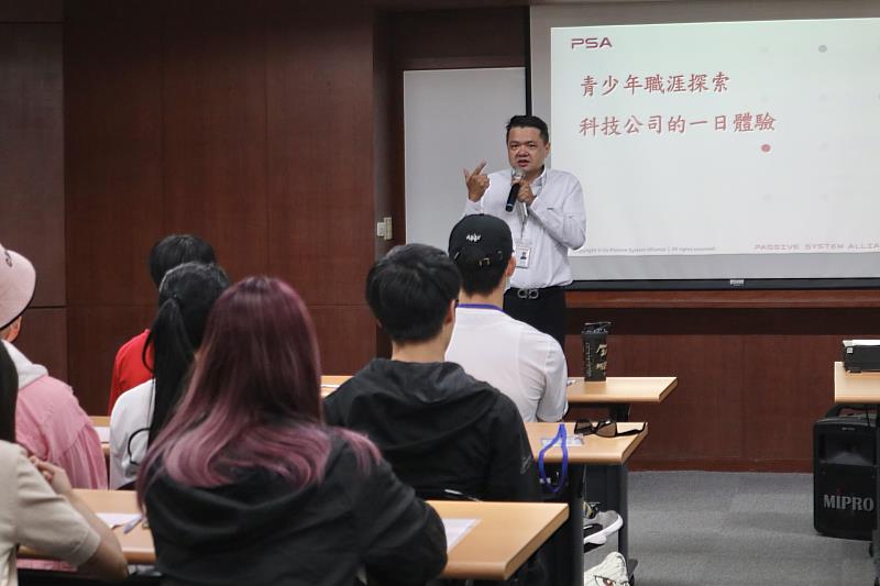 圖二、藉由瀚宇博德(股)公司總經理與人資的經驗分享,幫助自立青年們對未來職涯規劃更有方向