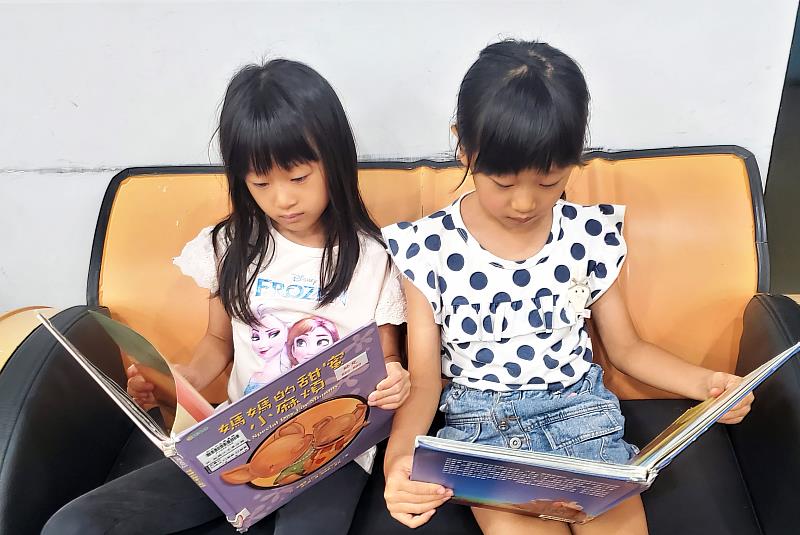 為鼓勵學子善用暑假時間增進閱讀素養及學習力，新北市立圖書館特別推出「閱讀素養新攻略」工作坊，引導學生提升閱讀理解能力，幫助大家提升媒體素養