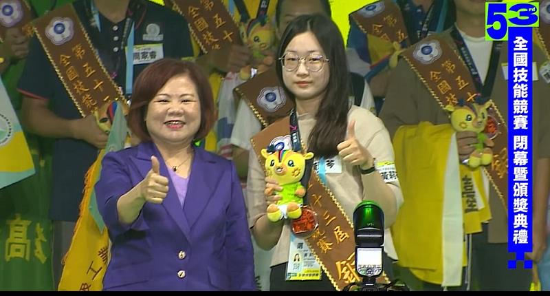 圖說三：勞動部許銘春部長（左）頒發銅牌予黃莉芩選手（右），畫面擷取自勞動部臉書現場直播